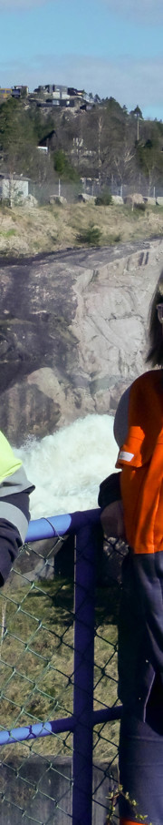 Christian Aanensen, elektro - og vedlikeholdsansvarlig og produksjonssjef Marianne  Brandett ved Hydro Vigelands brug foran strømforsyningen.